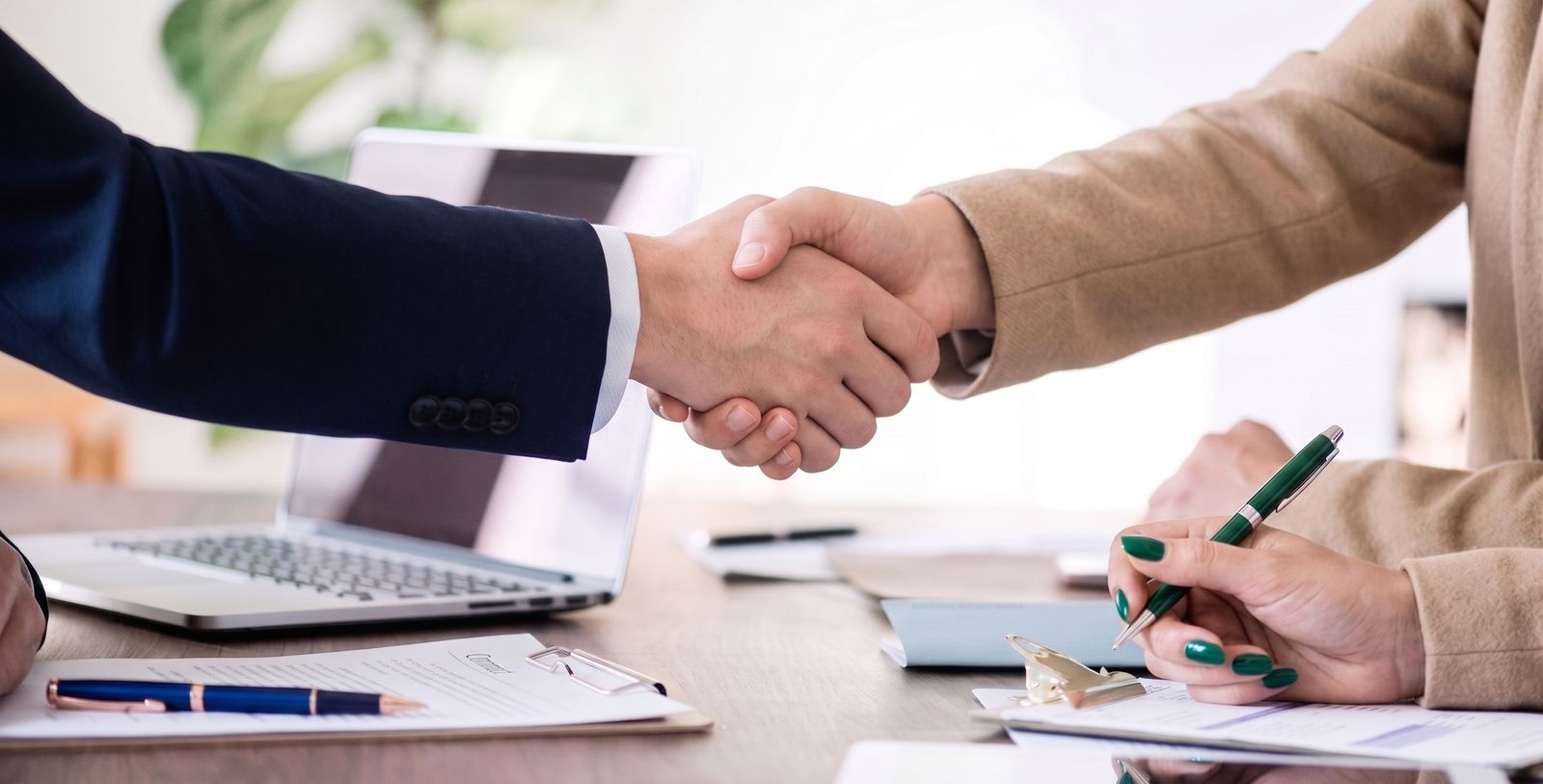 Handshake between a MORWEIS consultant and a client, closing an engagement